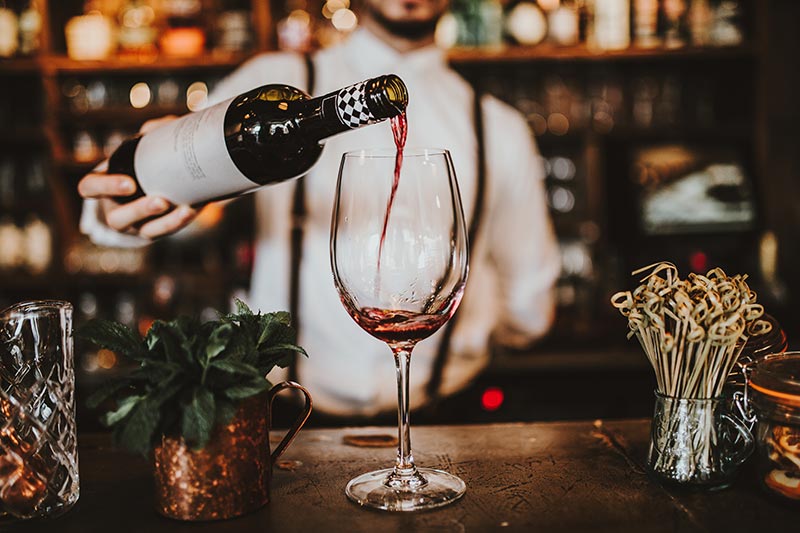 verre de vin dans un bar